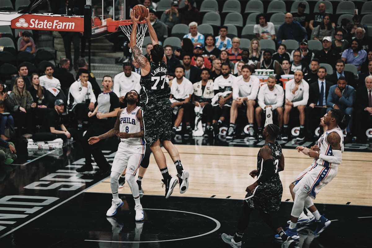 Con Manu en el banco los Spurs cayeron ante Philadelphia