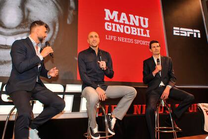 Con Manu Ginóbili y Leo Montero, moderando una charla.