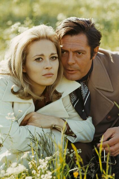 Con Marcello Mastroianni en "Los amantes". La actriz siempre dijo que no mantendría un romance con un compañero de rodaje hasta que conoció al actor italiano