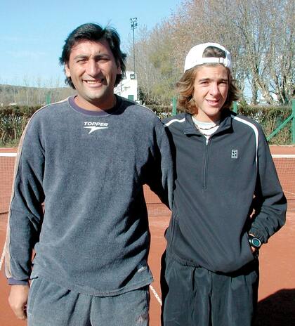 Con Marcelo Gómez, su primer entrenador en la escuelita del club Independiente de Tandil