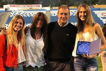 Con Mariela, su mujer, y Camila y Delfina, sus hijas, en una de las tantas celebraciones de estos años