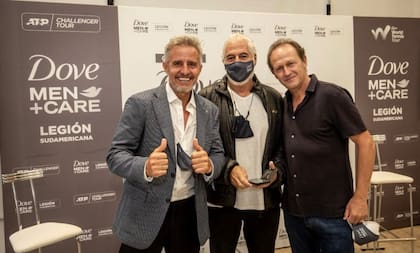 Con Martín Jaite en un encuentro de estos tiempos. "Ni sé por qué se creó tanta rivalidad entre nosotros. Fue divino el clásico con Martín"