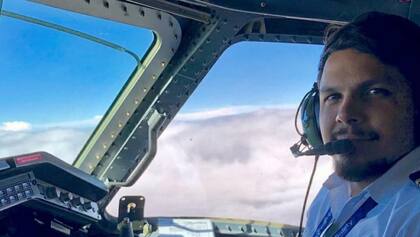 Con más de 2000 horas de vuelo, Sena se dirigía a la mina ilegal "13 de Maio" cuando su vuelo se accidentó