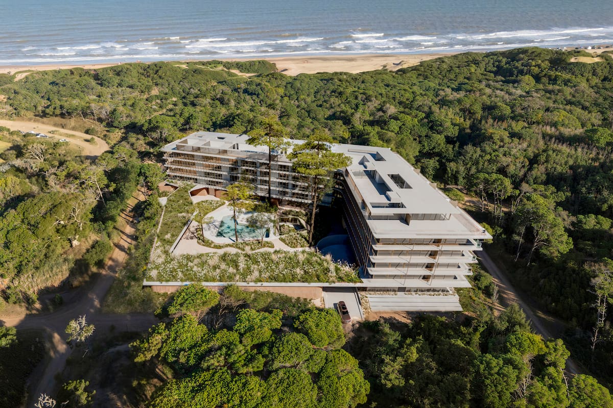 Con más de 20.000 m² desarrollados, Colline contempla 63 residencias premium de entre dos y cinco ambientes, con vistas directas al mar y al bosque.