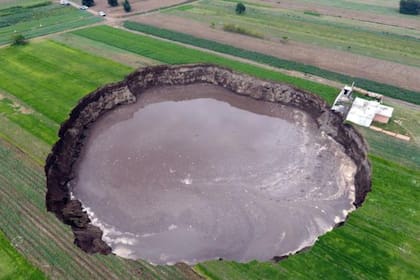 Con más de 97 metros de diámetro, su constante expansión preocupa a las autoridades