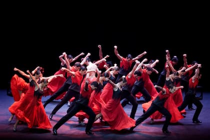 Con más de cuarenta años de actividad, la compañía trae a la Argentina un programa que combina sevillanas con movimientos estilizados y vanguardia