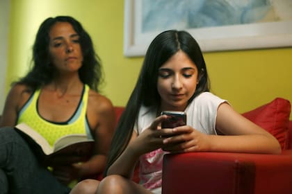 Con más funciones y prestaciones, la evolución de los smartphones puso en el centro del debate a los dispositivos por la adicción que generan en los jóvenes y niños