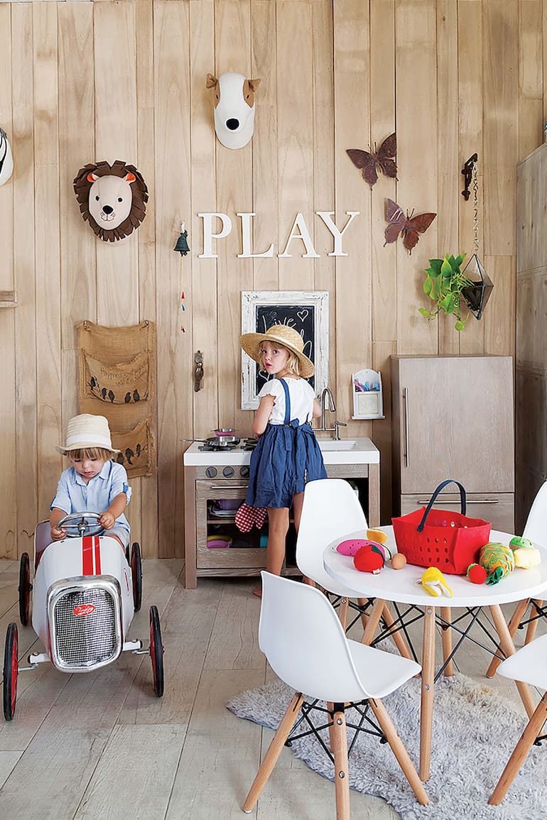 Con más horas libres, los espacios de juego y reunión familiar se vuelven el centro del hogar. Compartimos dos playrooms con diferentes propuestas con buenas ideas para aplicar en casa.