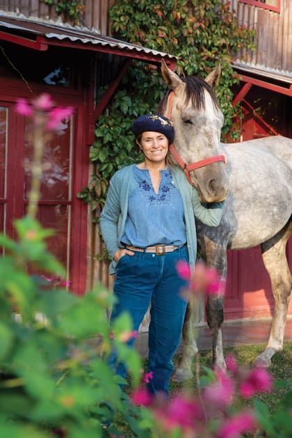 Con Máster, un caballo de cuatro años rescatado de las carreras. Como no podía correr más, su destino era el frigorífico. “Fue gracias a su cuidador que logramos traerlo acá”, cuenta Isabel.