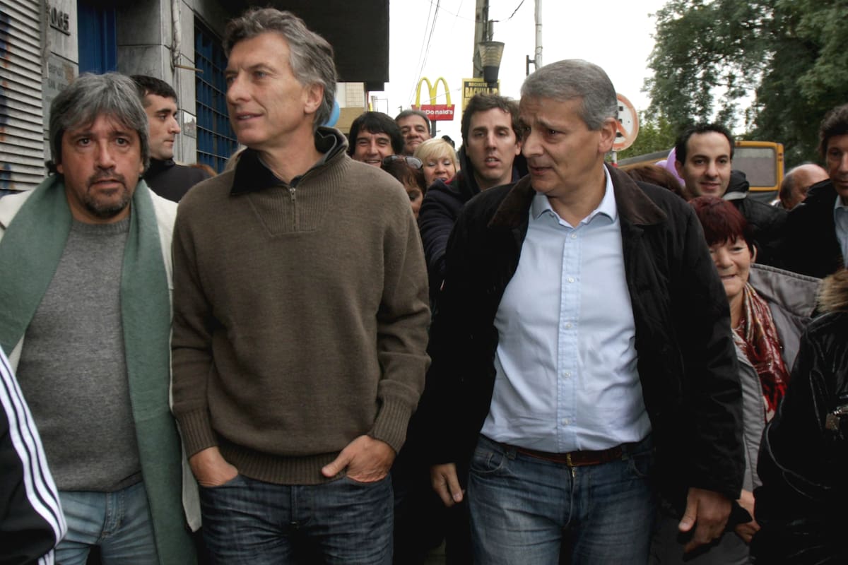 Con Mauricio Macri, en una de sus incursiones por la política, que comenzó apenas concluyó su carrera en el referato