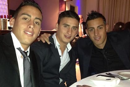 Con Mauro Díaz (hoy en Estudiantes), que primero fue compañero en River y luego cuñado de ambos mellizos. Sí: de ambos