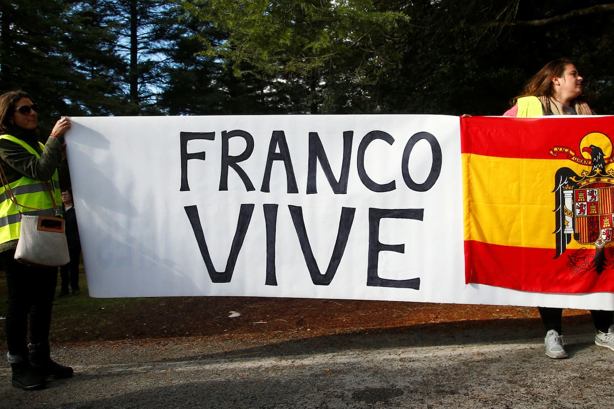 Con máxima seguridad, retiran los restos de Franco