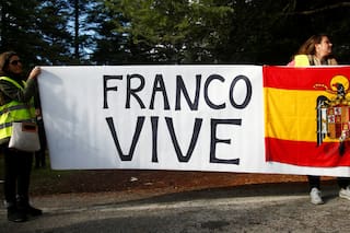 Tensión, teléfonos incautados y vivas a Franco durante la exhumación