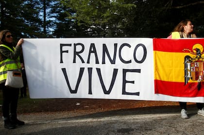 Con máxima seguridad, retiran los restos de Franco
