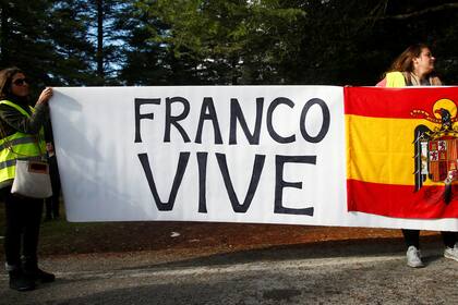 Tensión, teléfonos incautados y vivas a Franco durante la exhumación