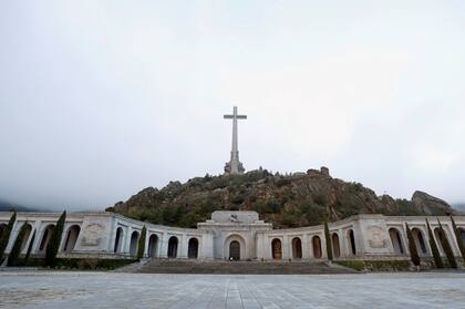 Con máxima seguridad, retiran los restos de Franco