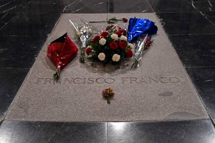 Con máxima seguridad, retiran los restos de Franco
