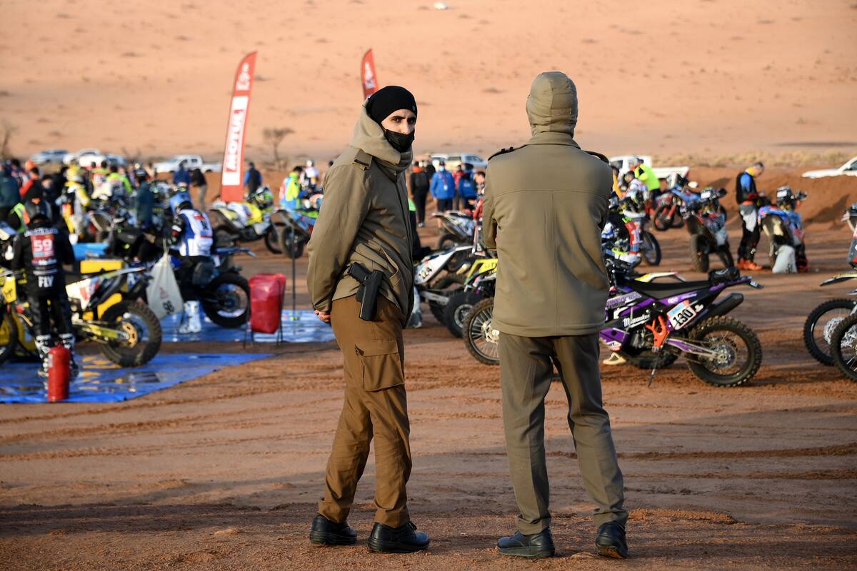 Con mayor presencia policial, Arabia Saudita refuerza la seguridad en el Dakar 2022, luego de un presunto atentado en un vehículo de un equipo participante.