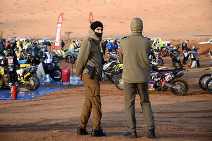 Con mayor presencia policial, Arabia Saudita refuerza la seguridad en el Dakar 2022, luego de un presunto atentado en un vehículo de un equipo participante.