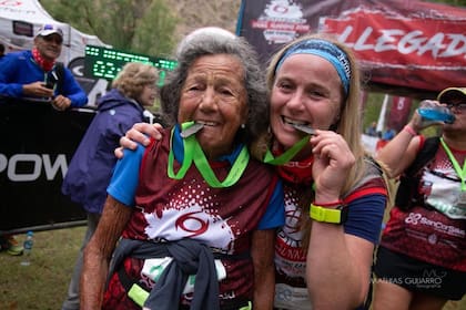 Con medalla en mano al final de una carrera en San Rafael en 2019