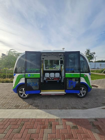 Con menos de cinco metros de largo, tiene capacidad para hasta 15 personas (11 sentadas y cuatro paradas)
