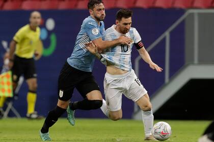 Con Messi de protagonista, una escena del último cruce ante Uruguay, que gano Argentina 1-0 en la Copa América de Brasil
