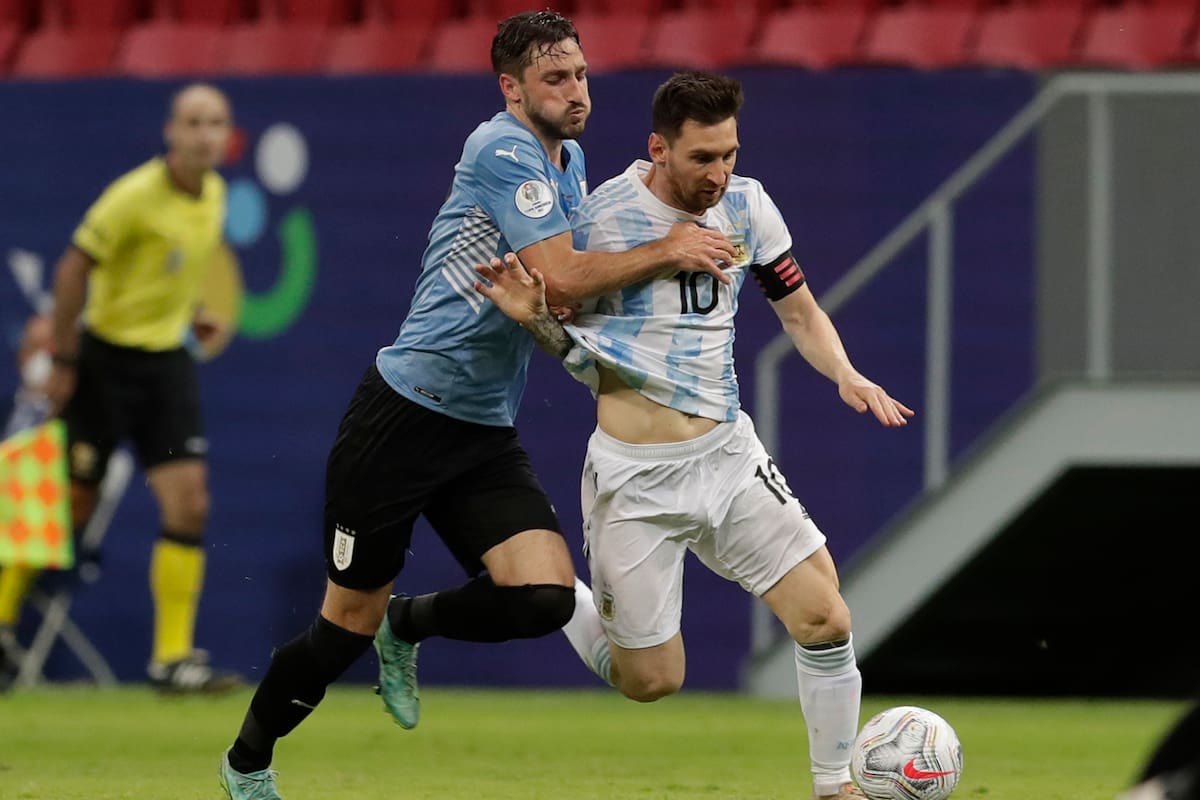 Con Messi de protagonista, una escena del último cruce ante Uruguay, que gano Argentina 1-0 en la Copa América de Brasil