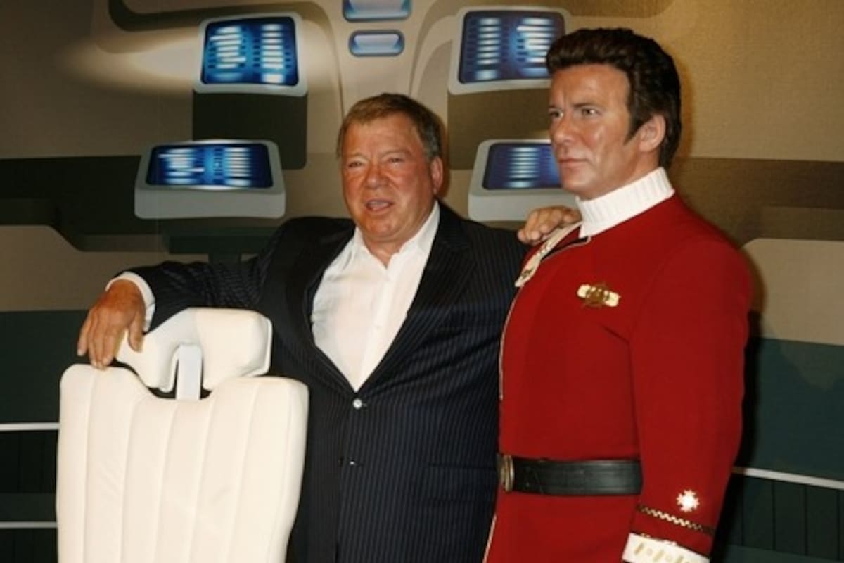 Con mi doble. William Shatner junto a su figura de cera del capitán James T. Kirk...¿cuál es cuál?
