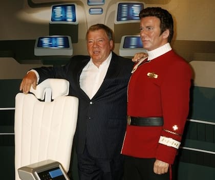 Con mi doble. William Shatner junto a su figura de cera del capitán James T. Kirk...¿cuál es cuál?