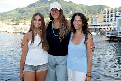 “Con mi hija Victoria nunca
tuve que sentarme a explicarle
algo determinado. Es inteligente y madura: aprendo muchas más cosas de ella que ella de mí", dice Karla sobre Victoria, la hija que tiene junto a Marisa Gutiérrez, su mujer. Esta foto, que es de julio de 2025, fue tomada en el Ischia Global Festival de Italia