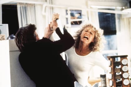 Con Michael Douglas, en su papel inolvidable que popularizó el término bunny boiler, la hierve-conejos