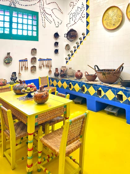 Con minúsculas vasijitas del mercado, Frida decoró los muros generando diseños de pájaros, lazos y hasta sus propios nombres.