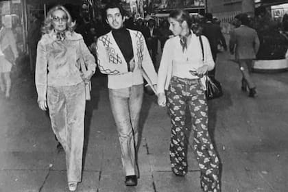 Con Mirtha Legrand y Marcela Tinayre caminando por calle Florida a la salida de Harrods, a principio de los 70