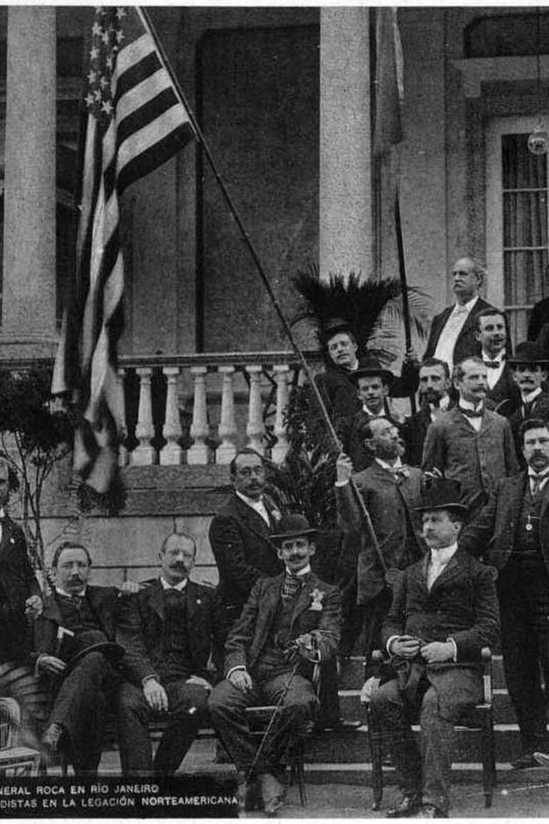 Con motivo de la visita de Julio A. Roca a Rio de Janeiro, varios periodistas y corresponsales le rindieron homenaje en la Embajada de los Estados Unidos.