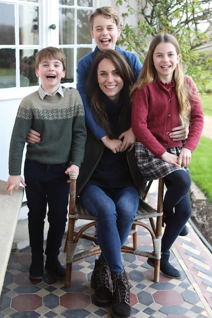 Con motivo del Día de la Madre, la princesa de Gales compartió el domingo pasado una foto –que habría sido tomada por el príncipe William– en la que se la ve sonriente y abrazada a sus hijos Louis, George y Charlotte. Sin embargo, los expertos en retoque digital aseguran que se trata de una imagen manipulada. Los más detallistas llegaron a ver hasta quince errores en la foto. Por ejemplo, la mano de Kate fuera de foco y el cierre de su abrigo en dos partes, o la muñeca derecha de Charlotte que está mal encuadrada, el bulto de su rodilla o las diferencias en el piso.