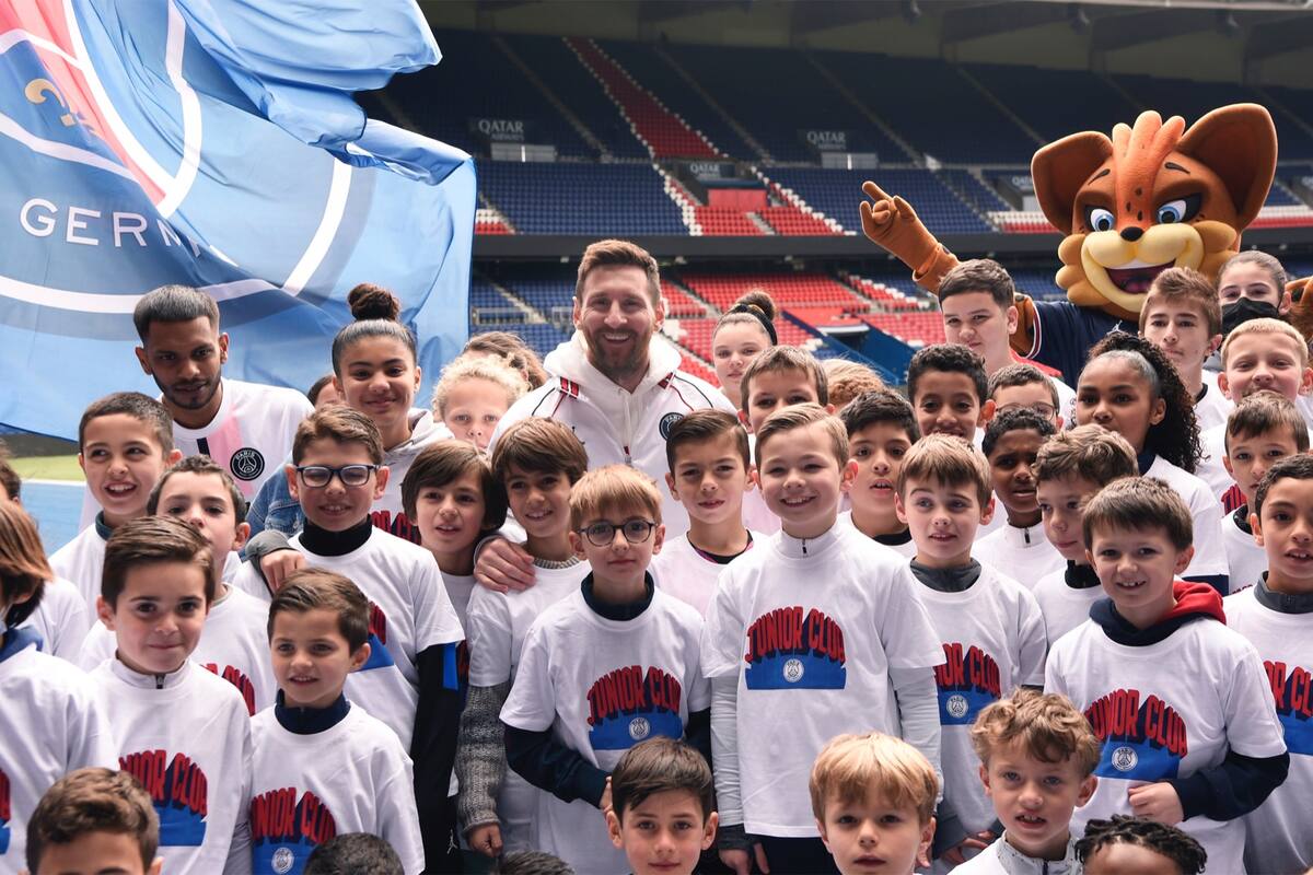Con motivo del Parc Party en el Parc des Princes, Leo Messi, Neymar, Marco Verratti, Achraf Hakimi y Presnel Kimpembe, dieron una grata sorpresa a los niños del Junior Club.