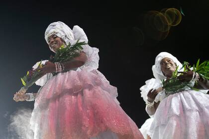 Con movimiento de muñeca, maestros percusionistas del Carnaval de Río mantienen a todos en el ritmo