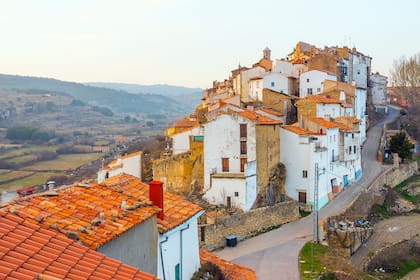 Con mucha historia a sus espaldas y un paisaje modificado por la mano de artesanos, Villafranca del Cid enamora a quien lo visita.