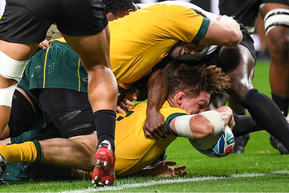 Con mucha tracción ante una montonera fijiana, Michael Hooper consigue el primer try australiano.