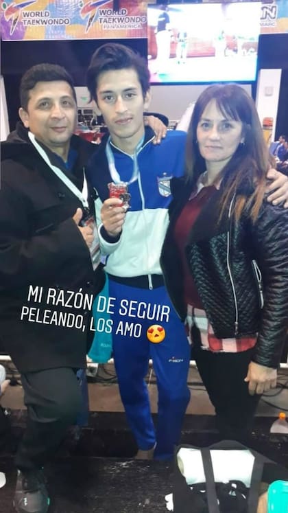 Con mucho esfuerzo económico, Eduardo y Elizabeth apuntalaron la carrera de Lucas construyendo un gimnasio en su propia casa; la mamá falleció en febrero.