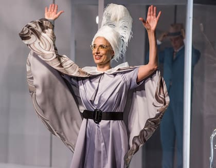 Con mucho humor, James Brown usaba ruleros lleva al paroxismo la contradicción sobre la identidad de género y expone las incongruencias de todos los discursos