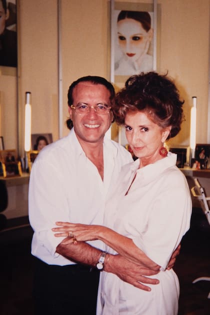 Con Norma Aleandro. “Juntos pensamos el look para su personaje en la película "Cien veces no debo"”, cuenta.
