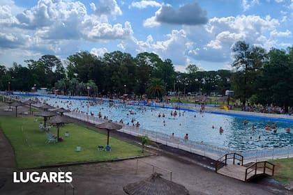 Con nueve millones de litros que se extraen de la laguna y se cambian cada tres días, la pileta del balneario es un imán para los pueblos de la región