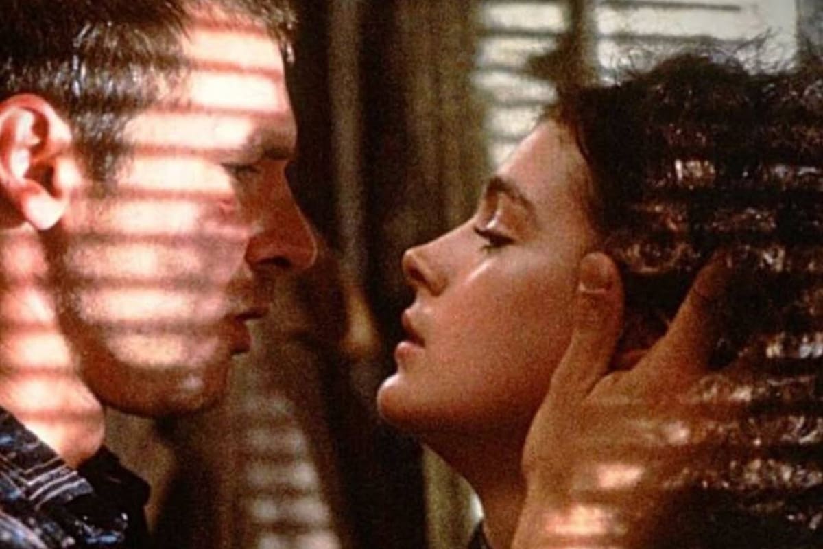 Con objetivos comerciales, los productores decidieron cambiar el final distópico por uno feliz en que el protagonista se escapa con su enamorada