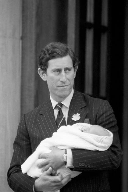 Con ocasión del cumpleaños de Guillermo, su padre, Carlos publicó en redes sociales una foto de hace 40 años con el príncipe en brazos (Crédito: Twitter/@ClarenceHouse)