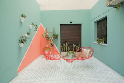 Con onda playera californiana, así luce el patio interno remodelado.