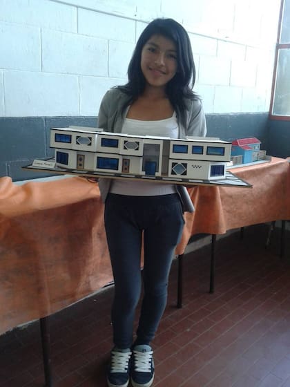Con orgullo, Gimena muestra uno de sus trabajos en la escuela técnica