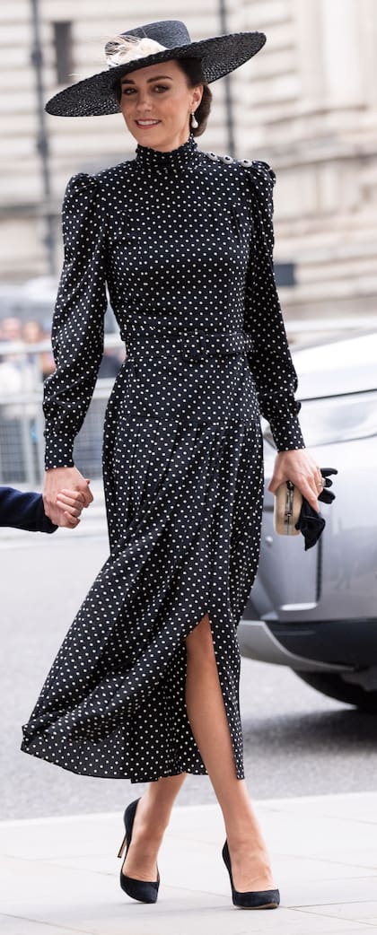 Con otro modelo by Rich para asistir al homenaje al duque de Edimburgo en la abadía de Westminster, en marzo de 2022. Acompañó con stilettos negros, de Gianvitto Rossi, y clutch, de Russell & Bromley.