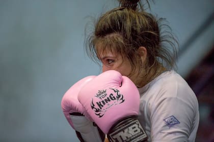 Con padre ausente e infancia humilde, su vida parece una clásica película de boxeo