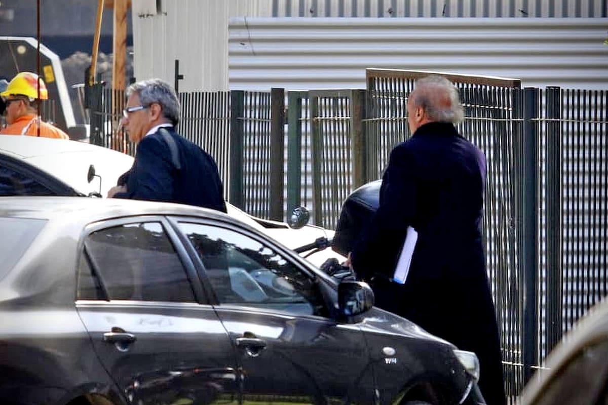 Con papeles bajo el brazo, Ernesto Clarens declaró ayer en Comodoro Py y se habría reconocido como "cambista"